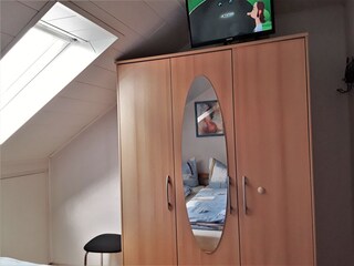 Schlafzimmer klein mit SAT-TV