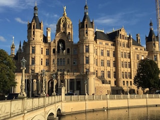 Schweriner Schloss im Abendlicht