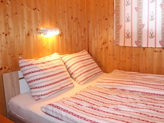 Schlafzimmer mit Doppelbett