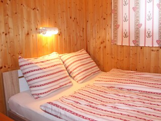 sleeping room with queen size bed