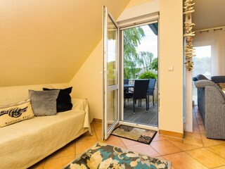 Wohnbereich mit Tür zum Balkon