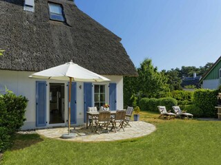 Blick auf die Terrasse und in den Garten