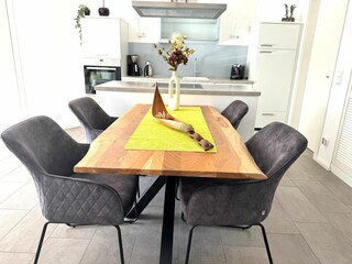 offene Küche mit Esstisch