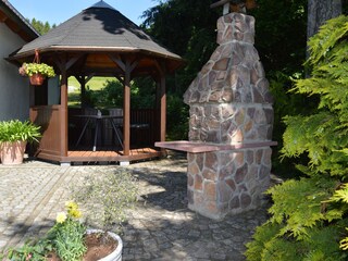 Grill-Pavillon und gemauerter Kamingrill