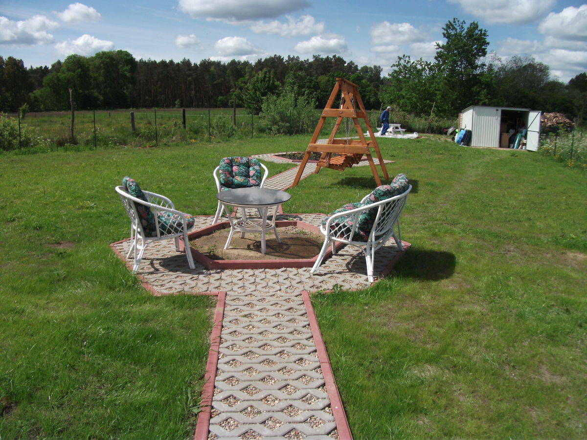 garten mit gartenmoebeln