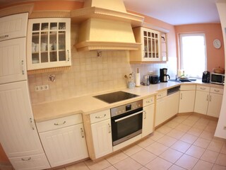 große Küche mit Geschirrspüler