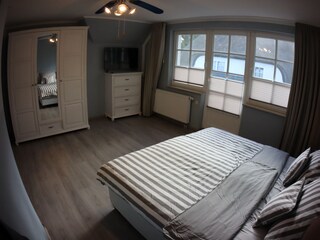 1.OG: großes SZ mit großem Schrank und TV