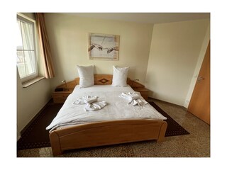 Großes Doppelbett