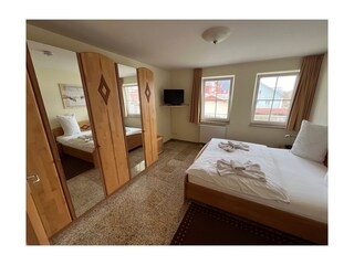 Schlafzimmer mit gr0ßem Kleiderschrank