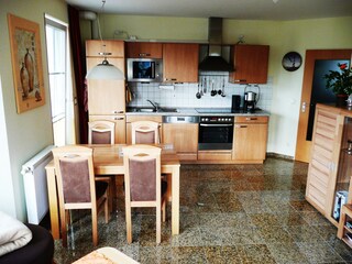 Wohnzimmer mit integrierter Küche