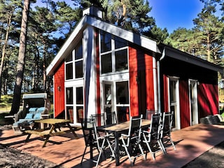 Terrasse mit Gartenmöbeln und Strandkorb
