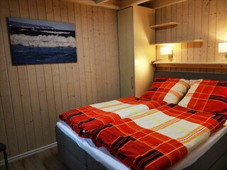 Schlafzimmer mit Boxspringbett im Erdgeschoss…