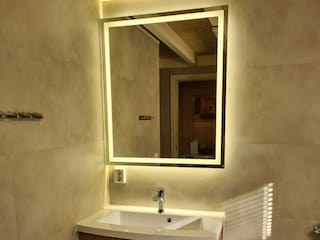 großem beleuchteten Spiegel,