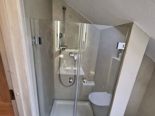 …weitere Dusche finden Sie auch im Obergeschoss