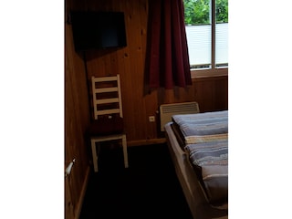 Schlafzimmer EG mit Fernseher