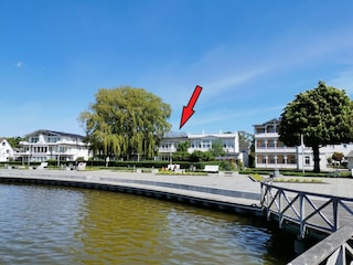 Das Appartement liegt direkt am See