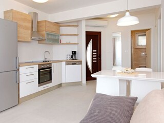 Küche/Wohnzimmer mit Esstisch