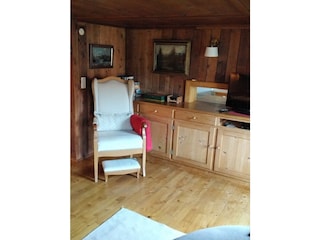 Im Wohn-Eßzimmer mit Durchreiche zur Küche