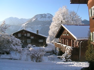 Winteransicht mit Ostbalkon