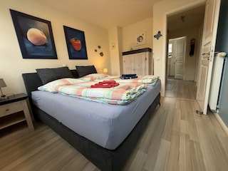 Blaues SZ im 1.OG mit Bospringbett 180x200