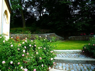 Ebene Freifläche an der Villa - variabel bestuhlbar.