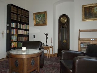 Im EG der Villa bietet unsere Bibliothek Ruhe.