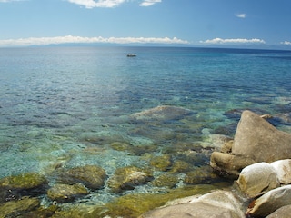 Blick vom Strand auf Korsika