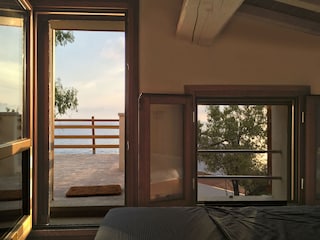 Schlafzimmer mit Aussicht und Zugang zur Dachterrasse