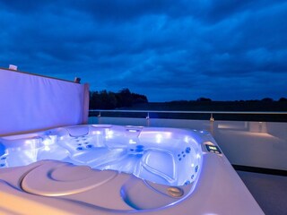 beheizter Außenwhirlpool bei Nacht