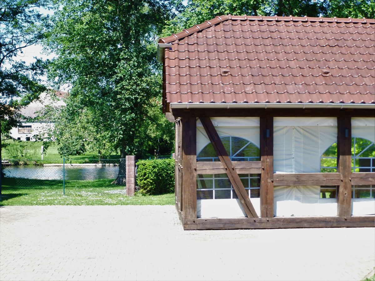 Grillhütte mit Grill und Kamin und Blick zur Spree