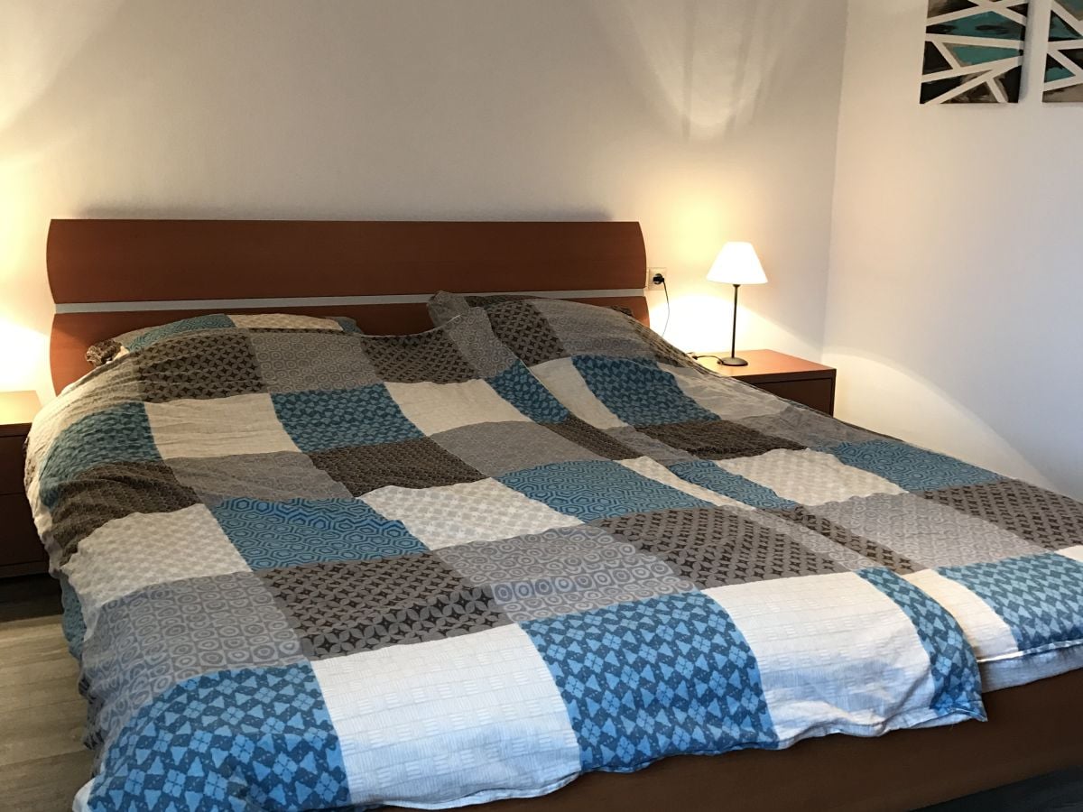 Schlafzimmer 1