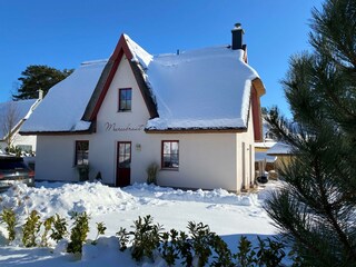 Ferienhaus Meeresbraut mit Schnee überzogen.