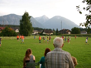 Eigener Fußballplatz hinterm Haus