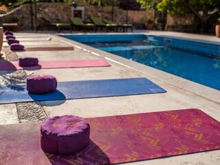 Yoga am Pool