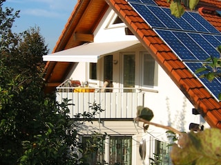 Balkon mit Gartenmöbeln und Markise