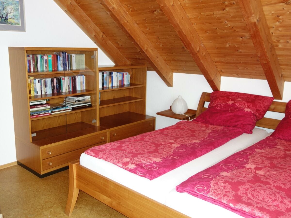 Schlafzimmer mit Bücherschrank