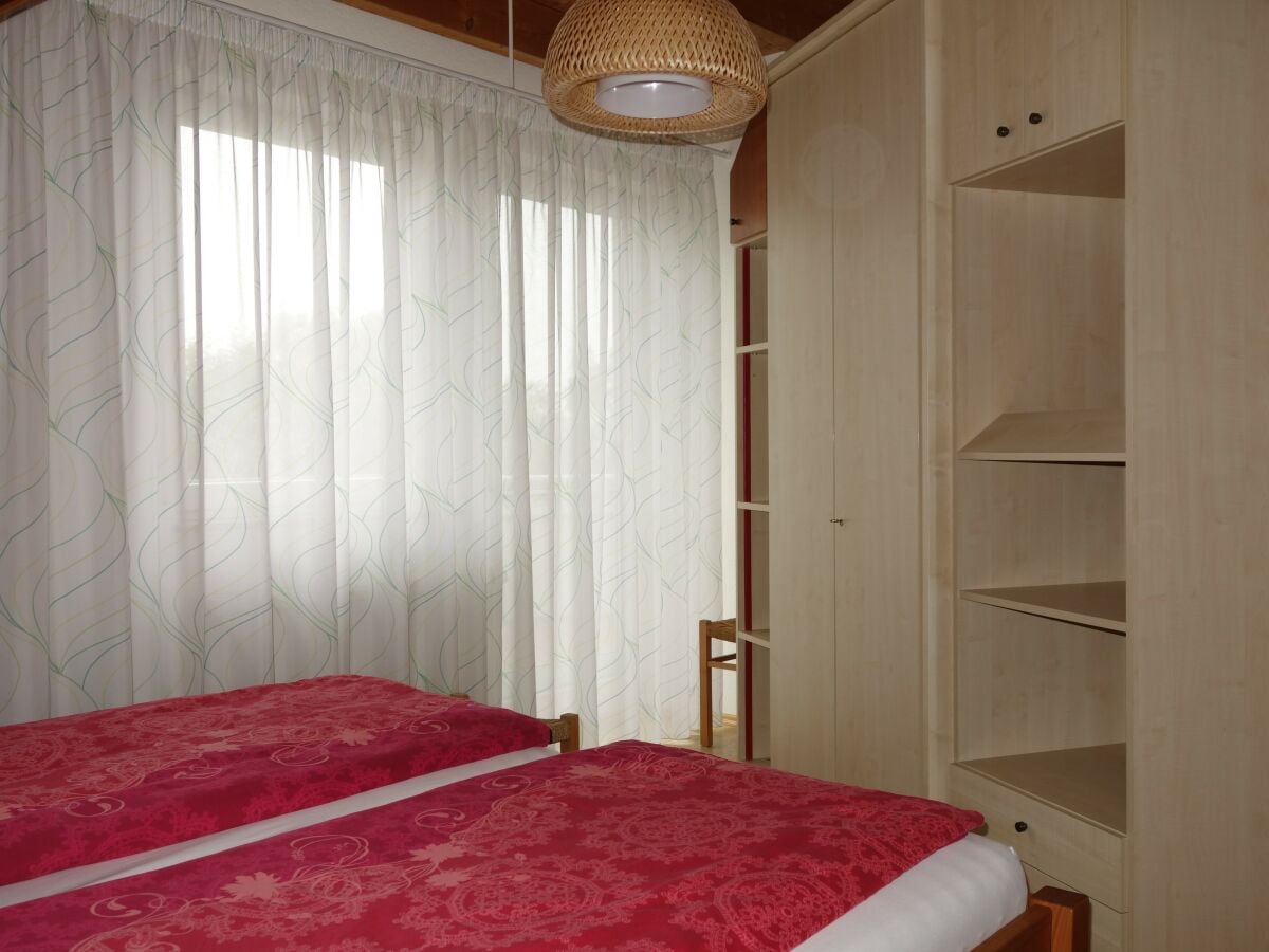 Schlafzimmer, Balkontüre, rechts Kleiderschrank