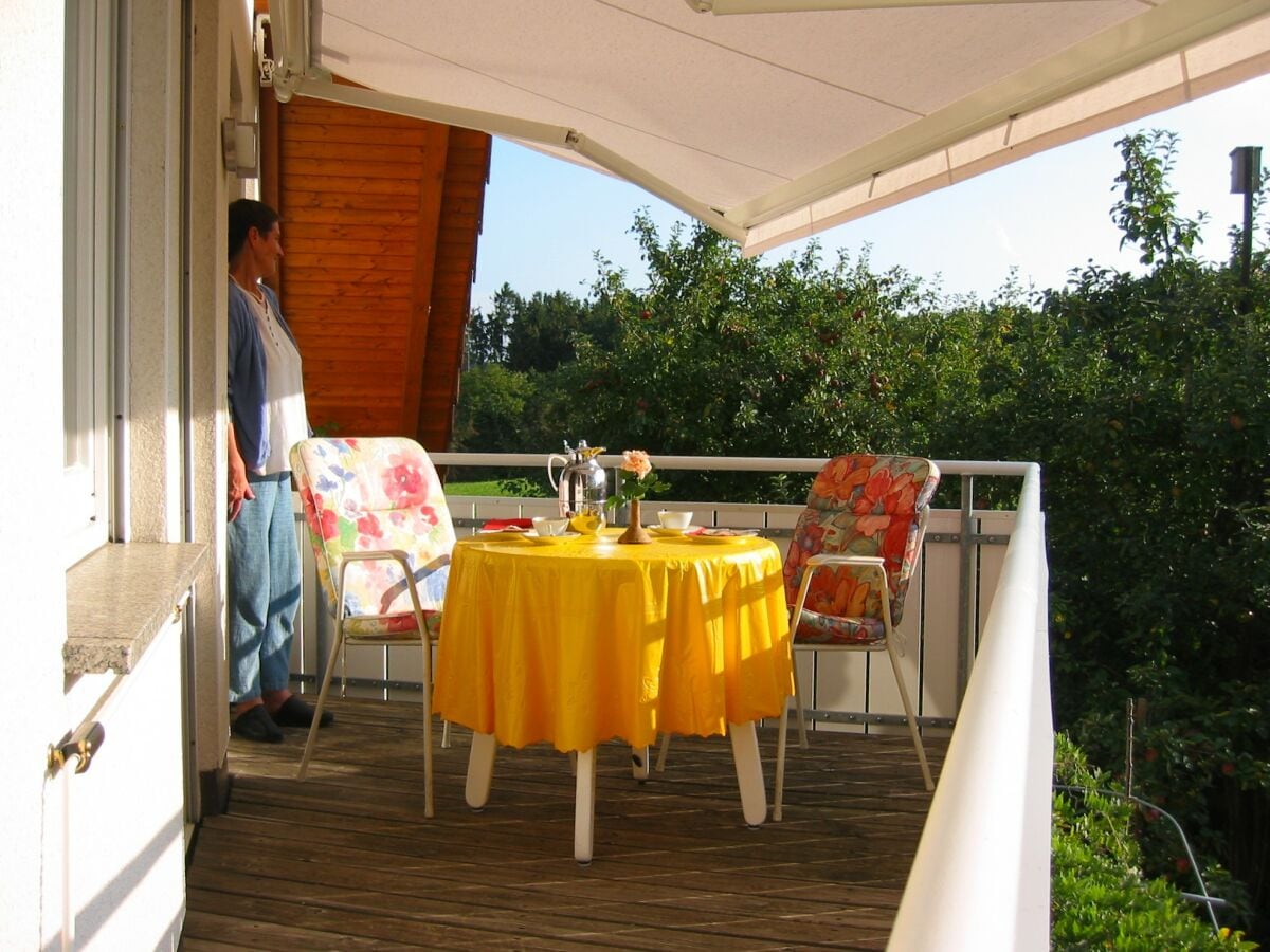 Balkon mit Gartenmöbel und Markise