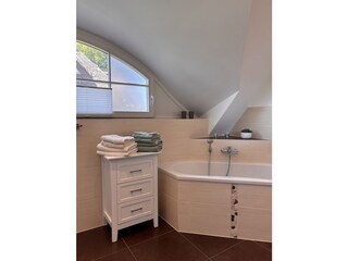 Badezimmer Obergeschoß mit Badewanne