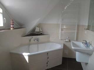 Badezimmer Obergeschoß mit Badewanne