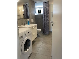 Modernes Bad mit Dusche