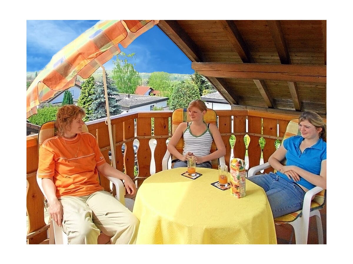 Balkon mit viel Sonne und Aussicht nach Frankreich