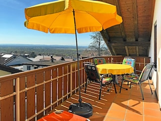 Sonniger Balkon mit Ausssicht nach Frankreich