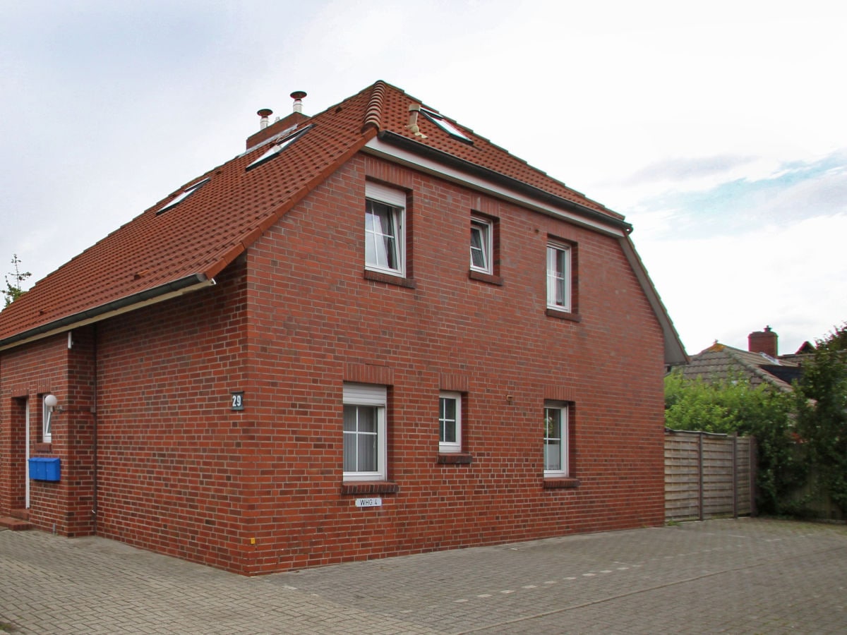 Oberwohnung im ruhigen 4er Haus, rechts der Parkplatz.