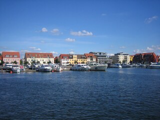 Bathing in the sea or on the harbor to sit observe & Bo