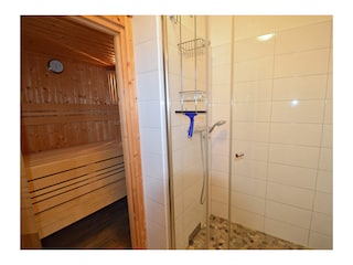 Saunabereich mit Dusche im Erdgeschoss
