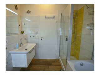 Badezimmer Dusche & Wanne im OG