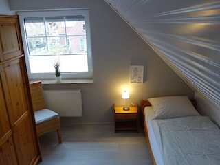 Schlafzimmer 2 mit zwei Einzelbetten (0,9m x 2m)