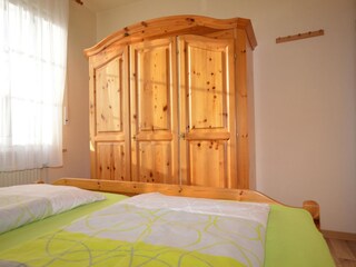 ... mit Kleiderschrank und Garderobe