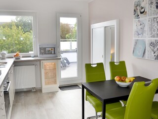 Küche mit Blick zur Dachterrasse